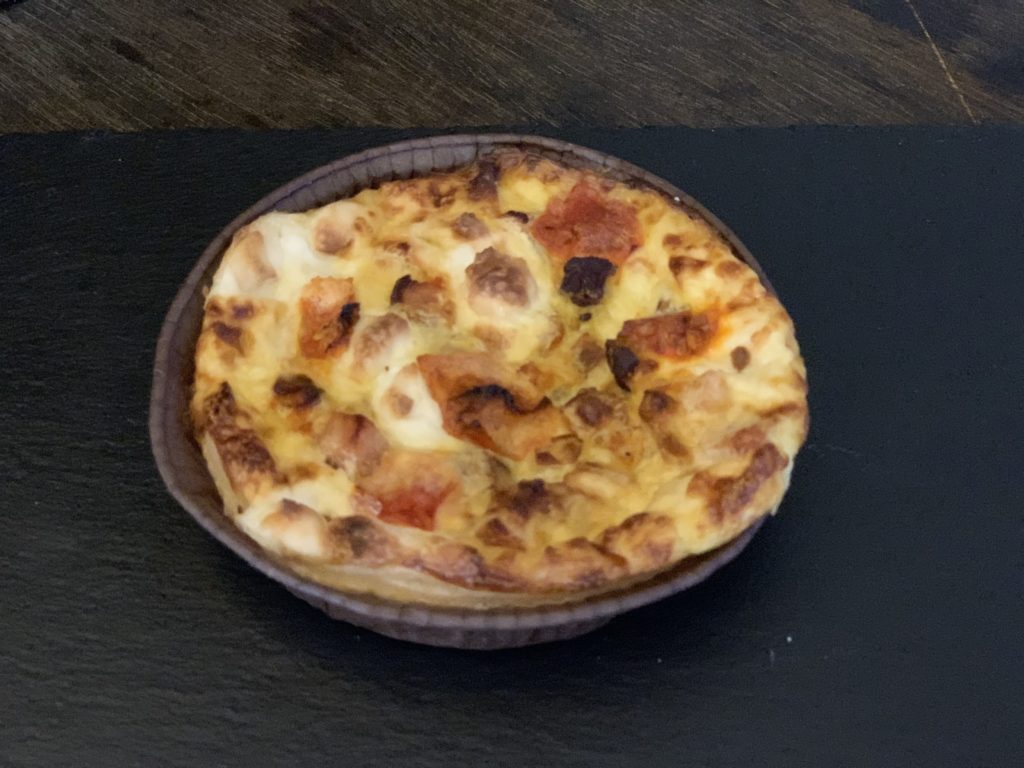 Тарт с копченой курой и помидорами